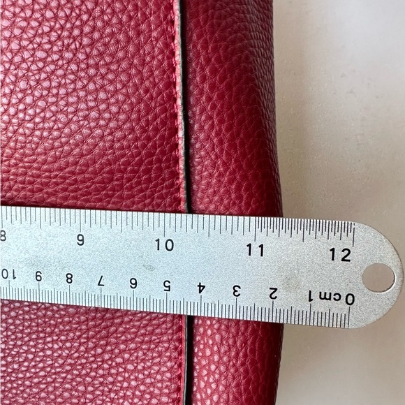 ⚡️⚡️❤️❤️Seven Days vegan leather red bag. NWT. 2 pieces. Make up bag included. - Picture 8 of 13